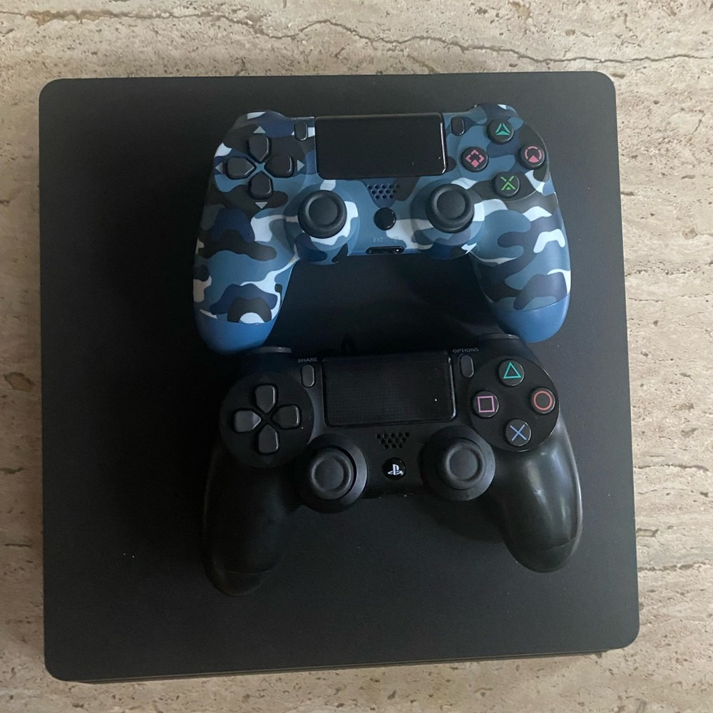 PlayStation 4 Slim & 2 Wireless Controllers